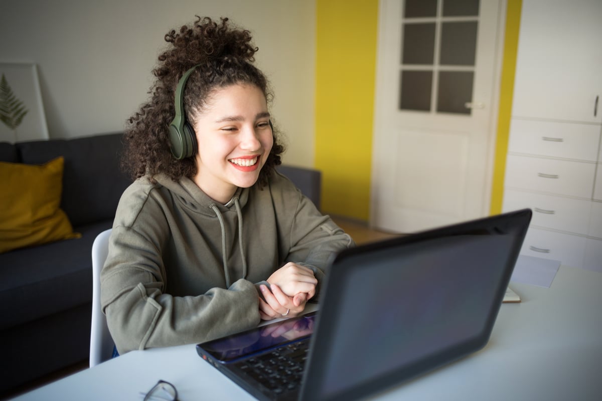 e-learning-at-home-girl-computer-teen-student-e-learning-home-communication-laptop-internet-online_t20_9kKnxB